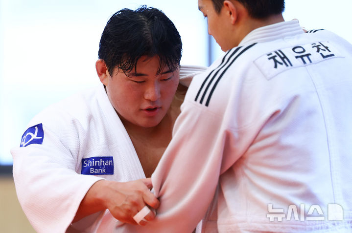 훈련 중인 김민종(왼쪽). /사진=뉴시스