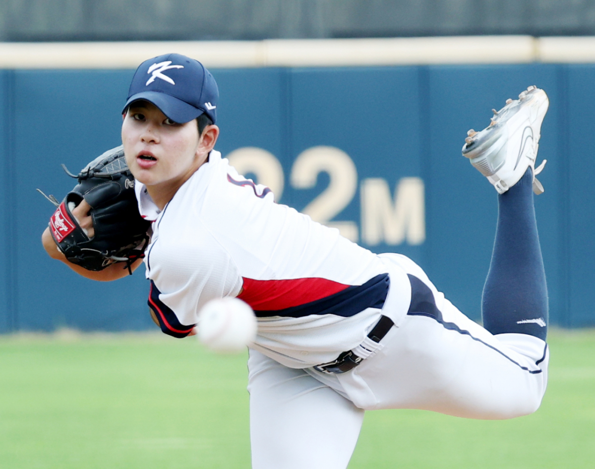 제14회 아시아청소년야구선수권대회에 참가하는 U-18 대표팀이 4일 부산 기장군 기장현대차드림볼파크에서 동의대와 최종 평가전을 가졌다.  대표팀 선발 하현승이 역투하고 있다. /사진=김진경 대기자