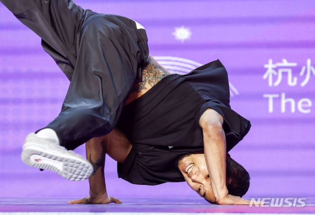 2023년 중국 항저우 공슈 캐널 스포츠파크 체육관에서 열린 2022 항저우 아시안게임 브레이킹 남자 라운드 로빈 그룹 A 한국 대 중국의 경기, 김홍열(홍텐)이 무대를 선보이고 있다. /사진=뉴시스