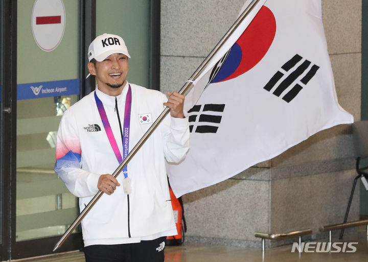 2022 항저우 아시안게임 브레이크 댄스에서 은메달을 딴 김홍열이 9일 오후 인천국제공항 제1여객터미널 입국장을 통해 귀국하고 있다. /사진=뉴시스