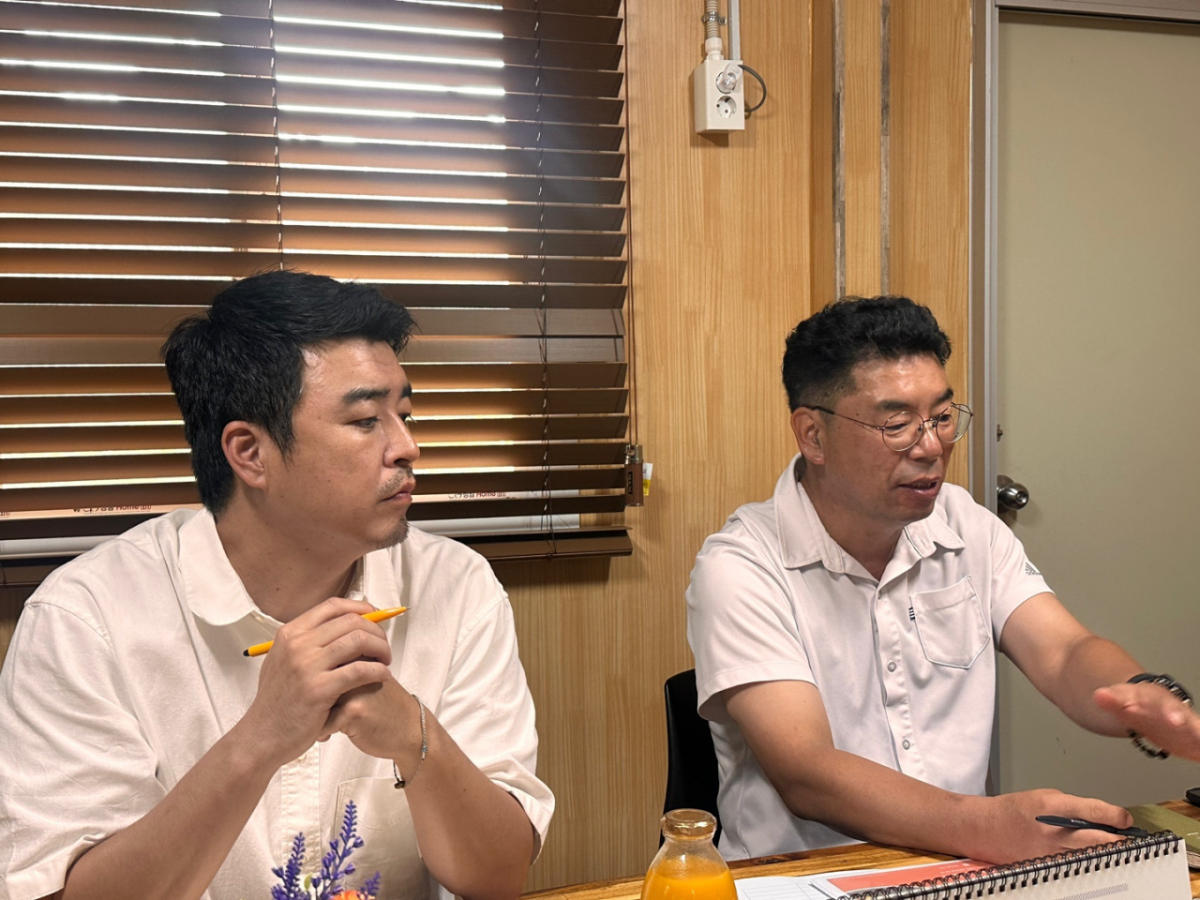정지형 제주특별자치도사회적경제지원센터 사무국장(왼쪽)과 김기홍 생드르영농조합법인 전무. /사진제공=행정안전부