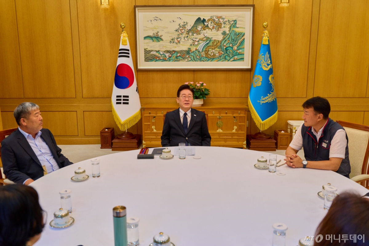 [서울=뉴시스] 조성봉 기자 = 이재명 대통령이 3일 청와대에서 김동명 한국노동조합총연맹 위원장, 양경수 전국민주노동조합총연맹 위원장과 메가프로젝트 등 최근 노동현안과 사회적 대화 추진 관련 차담회를 하고 있다.(사진=청와대 제공) 2026.09.03. photo@newsis.com  *재판매 및 DB 금지 /사진=조성봉