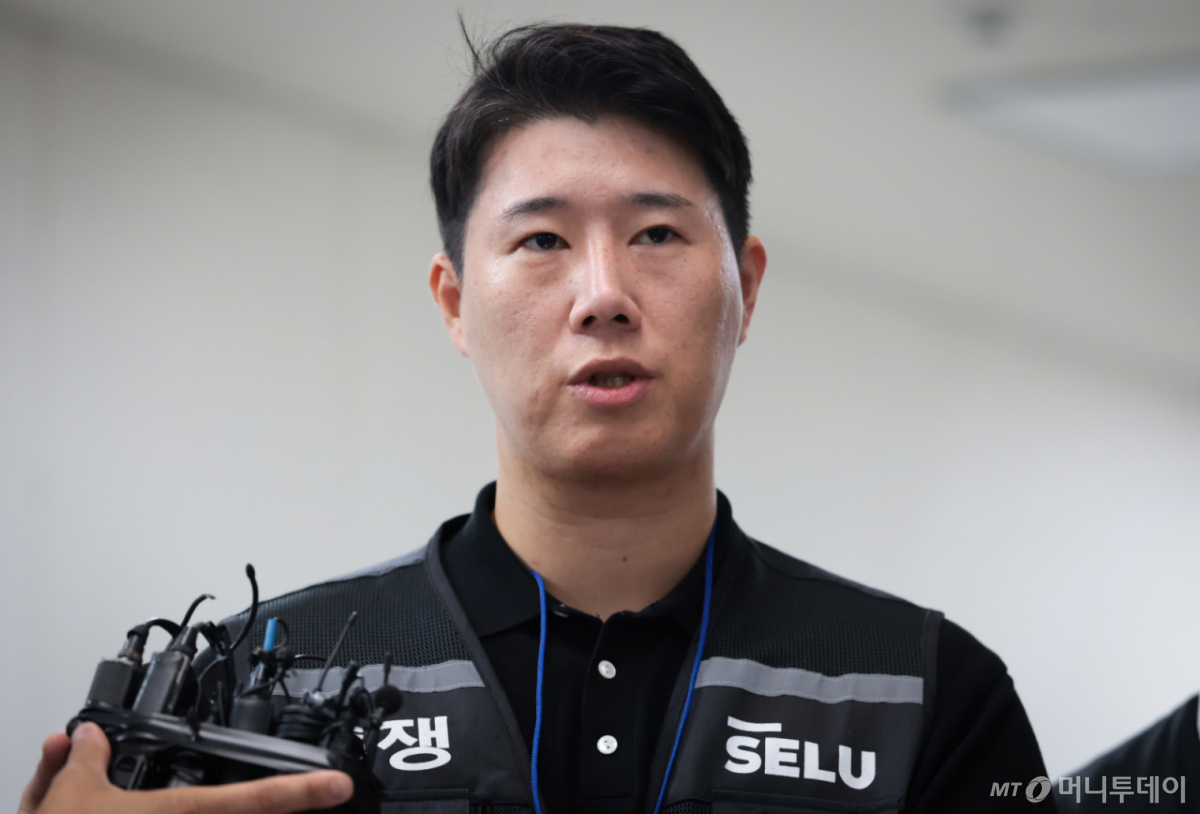 (세종=뉴스1) 김기남 기자 = 최승호 삼성그룹 초기업노동조합 삼성전자지부 위원장이 총파업 예고시점을 하루 앞둔 20일 정부세종청사 중앙노동위원회에서 노사협상 결렬에 따른 총파업 강행 입장을 밝히고 있다. (공동취재) 2026.5.20/뉴스1 Copyright © 뉴스1. All rights reserved. 무단 전재 및 재배포, AI학습 이용 금지. /사진=(세종=뉴스1) 김기남 기자