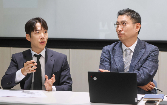  이병현 모더나코리아 메디컬 어드바이저(왼쪽)가 회사 항암 연구에 대한 역사를 설명하고 있다. /사진=모더나코리아