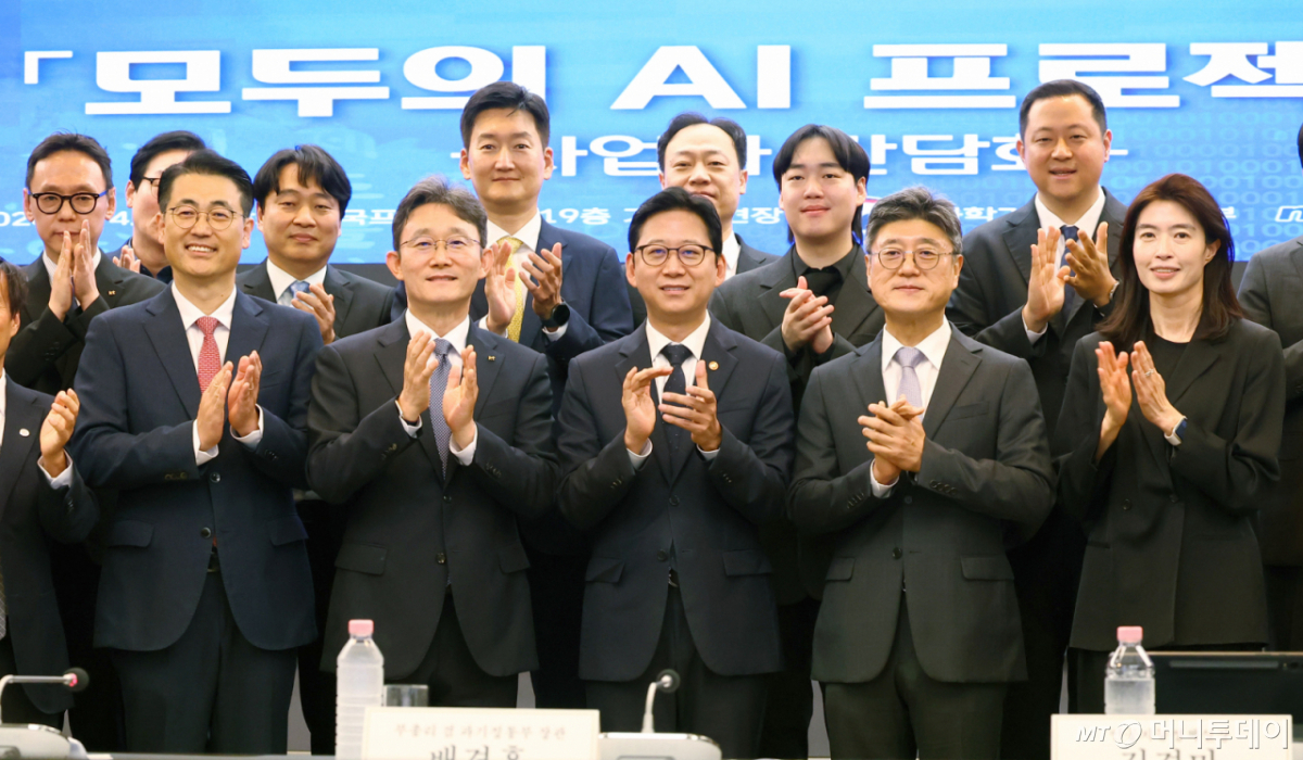 배경훈 부총리 겸 과학기술정보통신부 장관(앞줄 오른쪽 세 번째)이 4일 서울 중구 한국프레스센터에서 열린 '모두의 AI 프로젝트 착수 간담회'에서 정재헌 SKT 대표(앞줄 오른쪽 두 번째), 박윤영 KT 대표(앞줄 오른쪽 네 번째), 정신아 카카오 대표(앞줄 오른쪽 첫 번째) 등 참석자들과 기념촬영하고 있다./사진=뉴시스