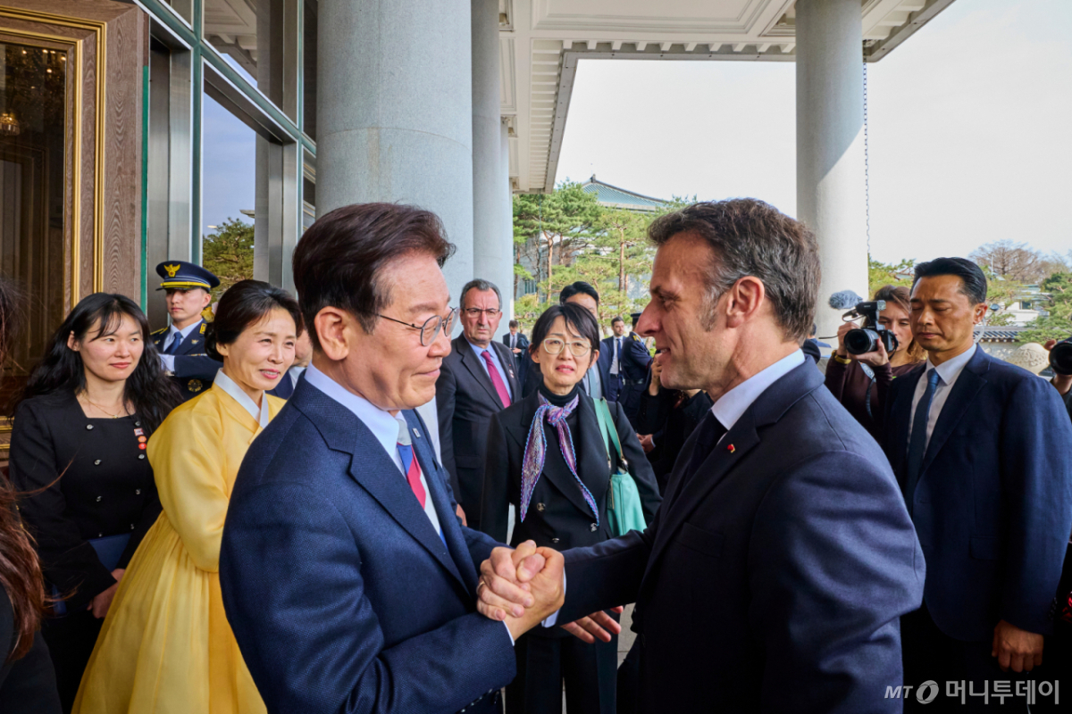 (서울=뉴스1) 허경 기자 = 이재명 대통령과 에마뉘엘 마크롱 프랑스 대통령이 3일 청와대 영빈관에서 국빈 오찬을 마친 뒤 악수하고 있다. (청와대 제공. 재판매 및 DB 금지) 2026.4.3/뉴스1 Copyright © 뉴스1. All rights reserved. 무단 전재 및 재배포, AI학습 이용 금지. /사진=(서울=뉴스1) 허경 기자