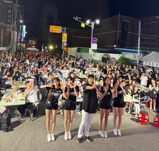 KT 위즈 응원단이 4일 수원시 장안구 송죽동 골목 일대에서 열린 '위즈패밀리 in 송죽동 야장' 행사에서 상인회 주민들과 함께 KT를 응원했다. /사진=KT 위즈 제공