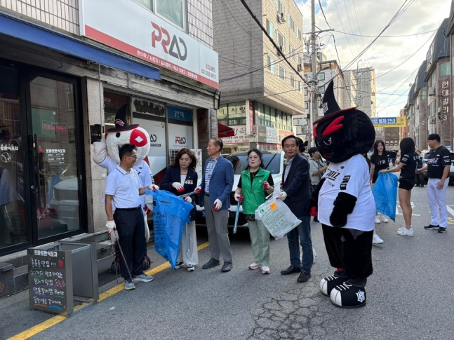 KT 위즈 마스코트 빅과 또리가 4일 수원시 장안구 송죽동 골목 일대에서 열린 '위즈패밀리 in 송죽동 야장' 행사 홍보에 나섰다. /사진=KT 위즈 제공