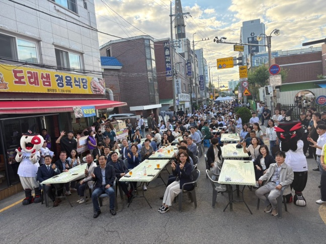 수원 송죽동 상인회가 4일 수원시 장안구 송죽동 골목 일대에서 열린 '위즈패밀리 in 송죽동 야장' 행사에서 KT를 응원했다. /사진=KT 위즈 제공