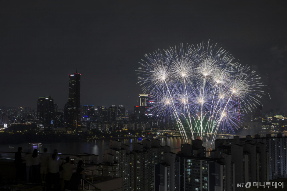 지난해 9월 서울 여의도 한강공원 일원에서 2025 서울세계불꽃축제가 열리고 있다. /사진제공=뉴시스