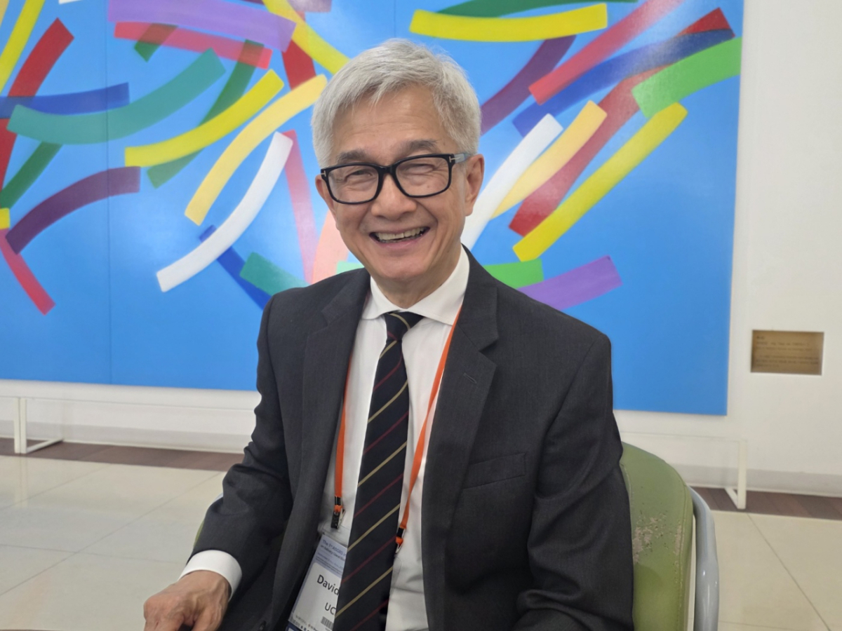 데이비드 웡 UCLA 박사가 지난 3일 서울 연세대 에비슨의생명연구센터에서 진행된 아시아침샘연구학회(ASGRS) 심포지엄에서 동운아나텍의 디썰라이프 파일럿 임상에 대해 이야기하고 있다./사진=박정렬 기자