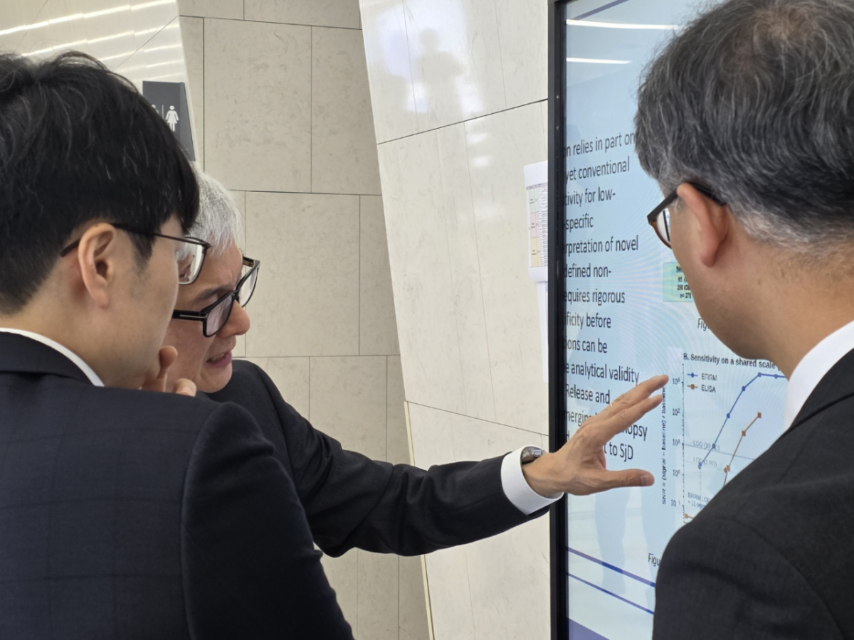 데이비드 웡 UCLA 박사(사진 가운데)가 지난 3일 연세대 에비슨의생명연구센터에서 진행된 아시아침샘연구학회(ASGRS) 심포지엄에서 참석자들에게 연구 포스터를 소개하고 있다./사진=박정렬 기자