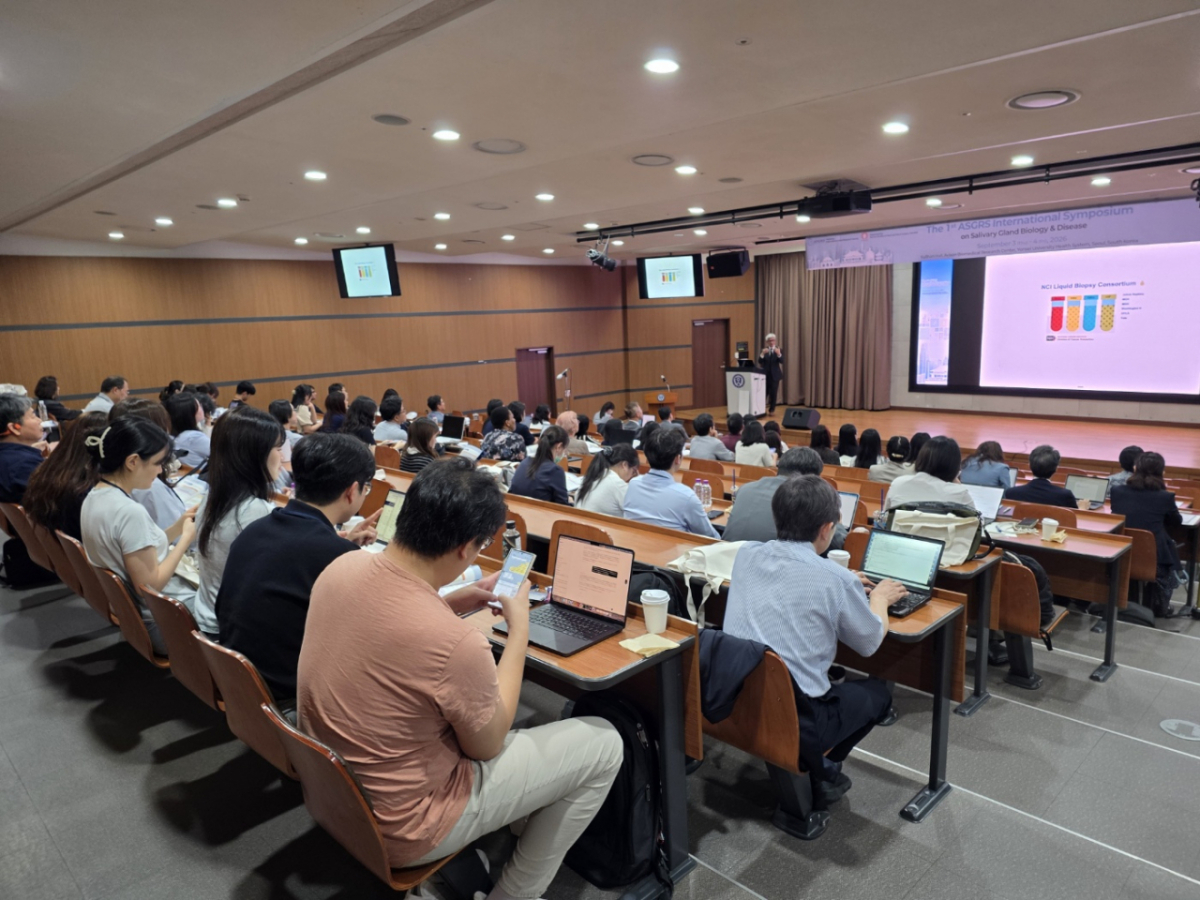 3일 서울 연세대 에비슨의생명연구센터에서 진행된 아시아침샘연구학회(ASGRS) 심포지엄에서 데이비드 웡 UCLA 박사가 발표를 진행하고 있다./사진=박정렬 기자