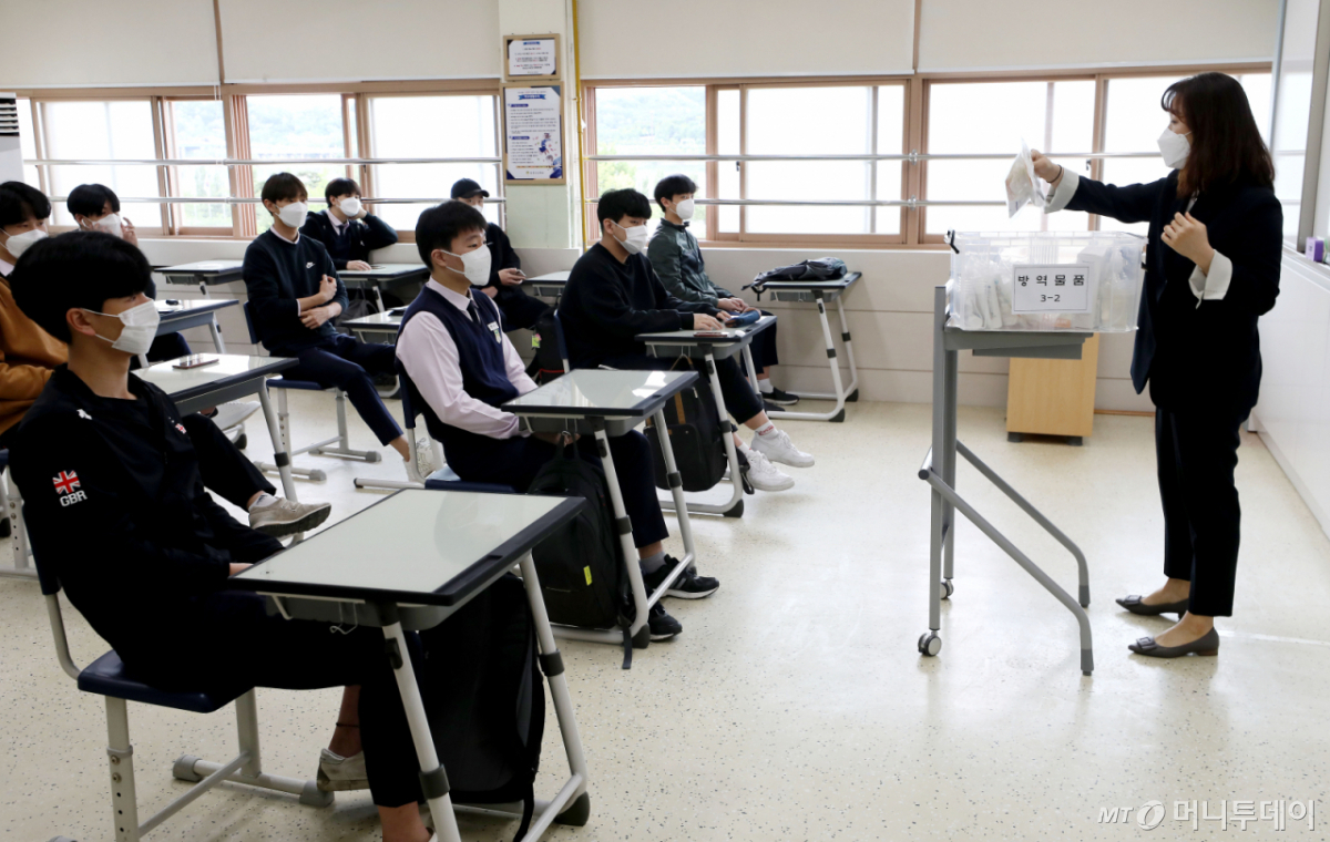 신종 코로나바이러스 감염증(코로나19) 여파로 등교가 5차례나 연기되며 80일 만에 등교 수업이 시작된 20일 오전 서울 시내의 한 고등학교 3학년 학생들이 교실에서 마스크를 착용하고 앉아있다. 2020.5.20 /사진=김휘선 기자 hwijpg@