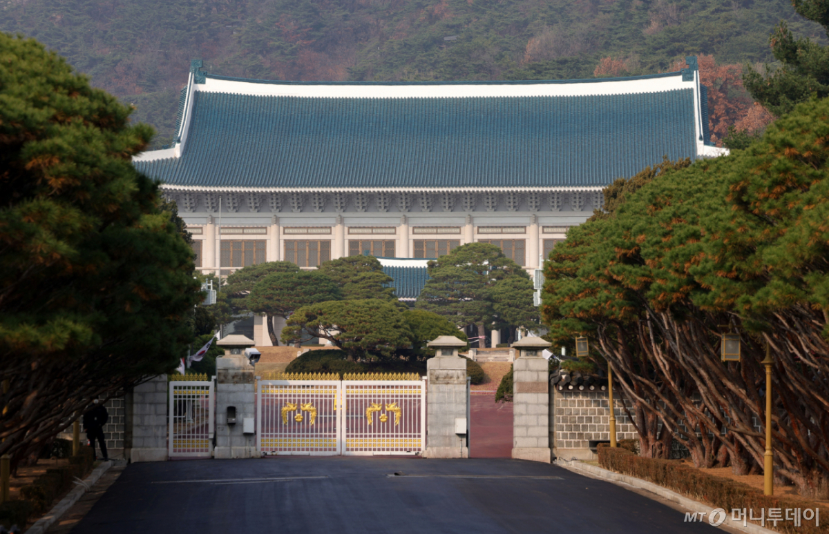 [서울=뉴시스] 홍효식 기자 = 24일 서울 종로구 청와대 전경.  대통령실이 다음 달 중순부터 시설·보안 점검 상태와 부서별 준비 상황에 맞춰 청와대로 순차 이전한다. 대통령실 관계자는 "아직 마무리해야 할 시설·보안 공사 등이 남아 있어 청와대 이전은 12월 둘째 주부터 본격적으로 시작될 것"이라고 23일 밝혔다. 2025.11.24. yesphoto@newsis.com /사진=홍효식