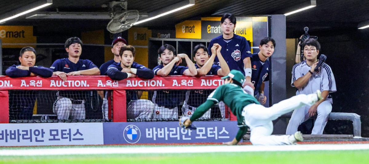 4일 인천 SSG 랜더스 필드에서 펼쳐진 두산 베어스와 SSG 랜더스의 경기. SSG 3루수 김요셉(아래)이 멋진 다이빙 캐치를 해내고 있다. /사진=SSG 랜더스 제공