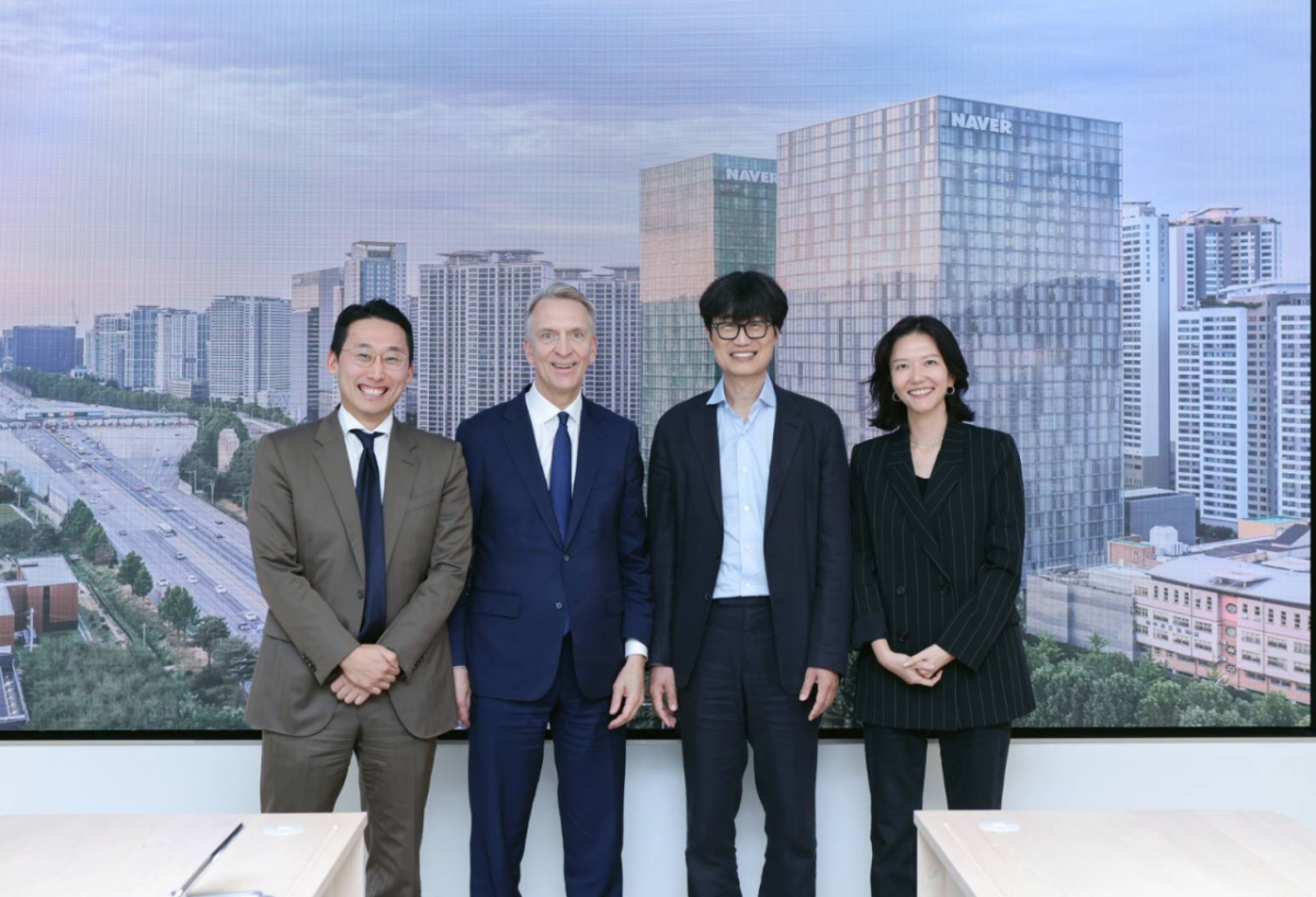 3일 경기도 성남시에 위치한 네이버 1784를 방문한 브루스 플랫 브룩필드 코퍼레이션 회장과 박준우 브룩필드코리아 대표가 이해진 네이버 의장, 최수연 네이버 CEO와 글로벌 AI 팩토리 구축 사업에 대한 후속 논의를 진행했다. 2026.09.04./사진제공=네이버
