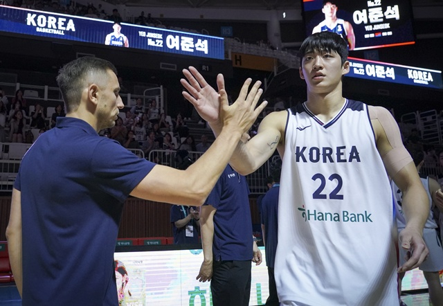 여준석(오른쪽). /사진=대한민국농구협회 제공