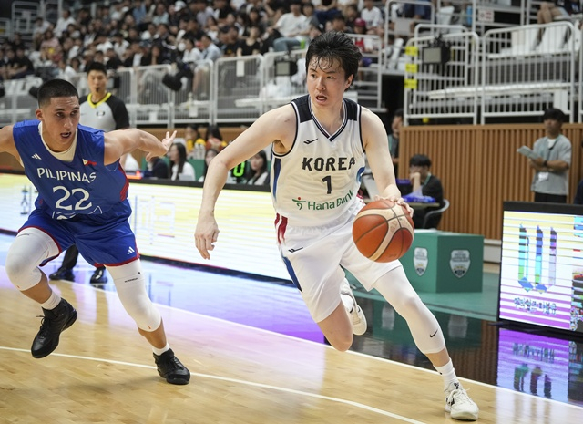 경기에 집중하는 이현중(오른쪽). /사진=대한민국농구협회 제공