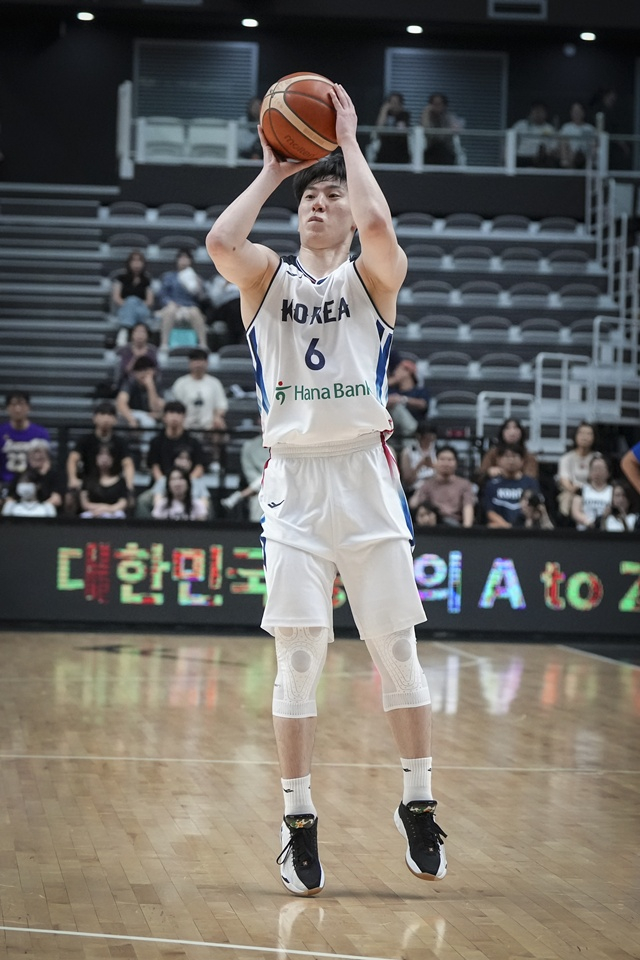 3점슛을 던지는 이정현. /사진=대한민국농구협회 제공
