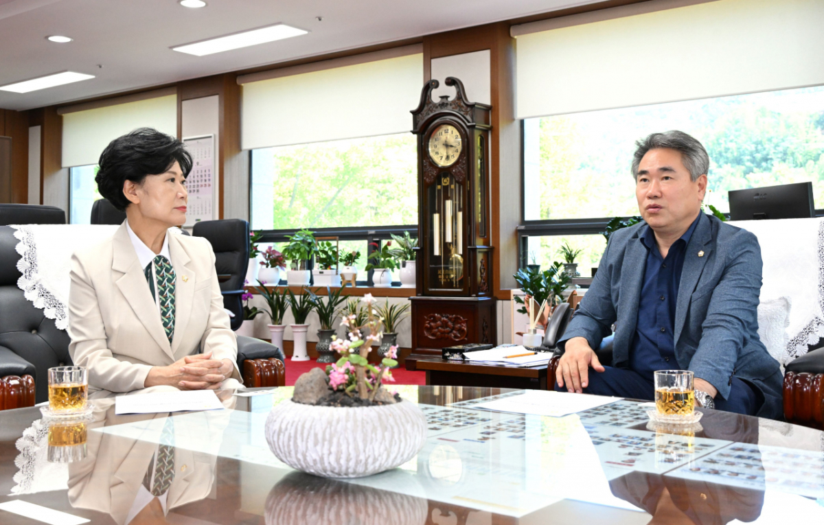 박준 경남도의회 의장(오른쪽)과 박미경 진주시의회 의장이 공공기관 유치·존치 등 현안 대응을 논의하고 있다./사진제공=경남도의회