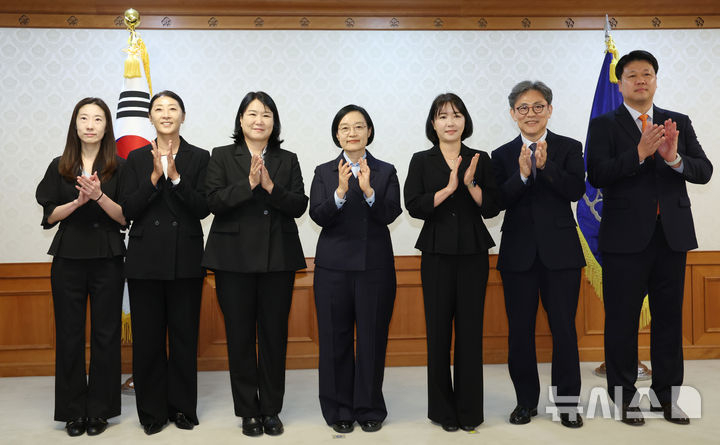 한성숙 국무총리가 4일 정부서울청사에서 열린 국가스포츠정책위원회 위촉식에서 김수녕 공동위원장 및 위원들에게 위촉장을 수여한 뒤 기념촬영 하고 있다. 서정화 위원(왼쪽부터), 함은주 위원, 김수녕 위원장, 한성숙 총리, 윤지운 위원, 한남희 위원, 박성배 위원. /사진=뉴시스