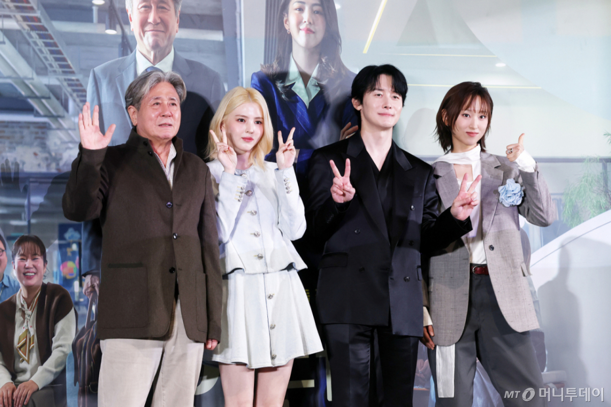 배우들이 영화 '인턴'을 통해 느낀 감정이 관객들에게도 고스란히 전해질 수 있을지 관심이 모인다. 사진은 배우 최민식, 한소희, 김준한, 류혜영이 4일 서울 CGV 용산아이파크몰에서 진행된 영화 '인턴(김도영 감독)' 언론시사회 및 기자간담회에 참석해 포즈를 취하는 모습. /사진=김휘선 hwijpg@