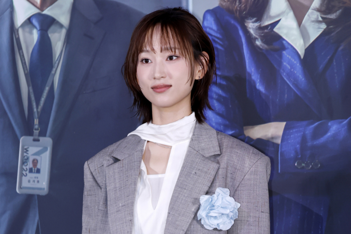 류혜영은 극 중 사회 초년생 'MZ' 사원 민아 역을 맡았다. 민아는 업무는 물론 일상에서도 AI '동동이'를 적극 활용하는 인물이다. 사진은 배우 류헤영이 4일 오후 서울 용산구 CGV용산아이파크몰에서 열린 영화 '인턴'(감독 김도영) 언론시사회에서 포즈를 취하는 모습. /사진=뉴시스