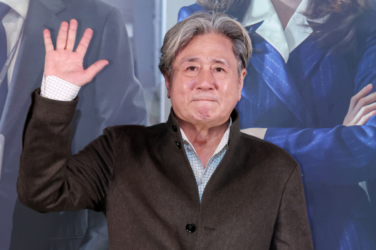 최민식은 극 중 선우에게 의지가 되는 동시에 관객들에게도 위로를 건네는 '좋은 어른' 기호 역을 맡았다. 그럼에도 정작 최민식은 '좋은 어른'에 대해 신중한 입장을 보였다. 사진은 배우 최민식이 4일 오후 서울 용산구 CGV 용산아이파크몰에서 영화 ‘인턴' 언론시사회에 참석해 포즈를 취하는 모습. /사진=뉴스1