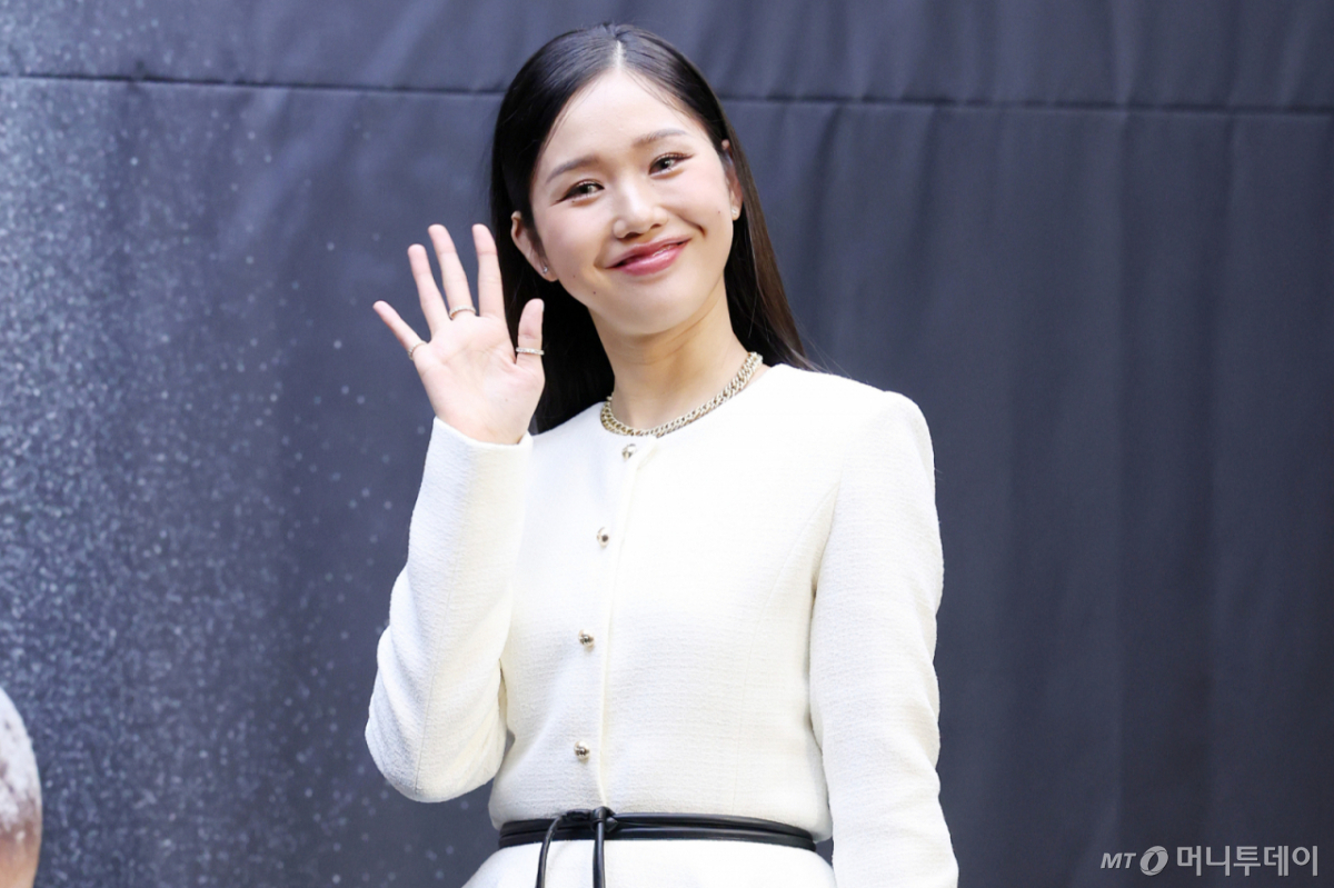 그룹 오마이걸 멤버 미미가 데뷔 초 지나치게 여성스러운 의상 콘셉트로 인해 눈물을 흘렸던 사연을 공개했다. 사진은 오마이걸 미미. /사진=김휘선 hwijpg@