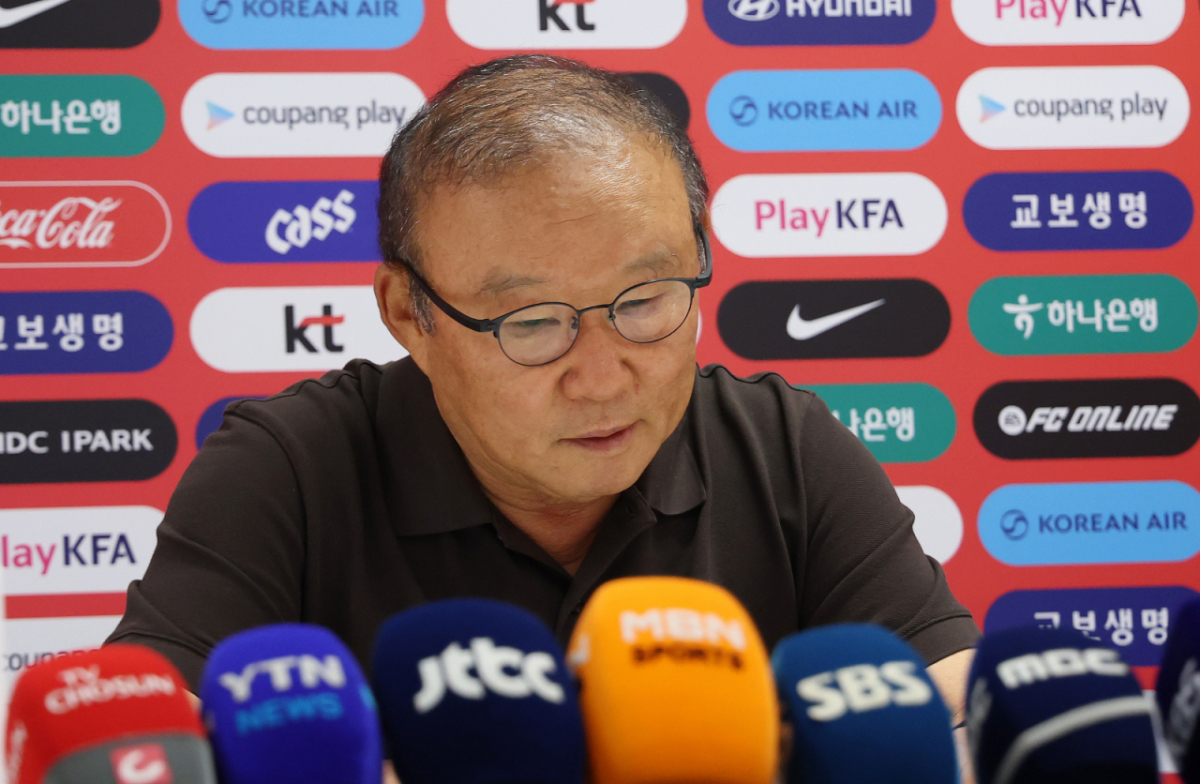 박항서 전 대한민국 축구 대표팀 지원단장이 대한축구협회를 작심 비판하며 젊은 축구인들이 전면에 나서야 한다고 강조했다. 사진은 참고 이미지로 박항서 월드컵 지원 단장이 지난 6월 28일(현지시간) 멕시코 과달라하라 인근 사포판 치바스 바예 베르데 훈련장에 마련된 베이스캠프에서 기자회견을 열고 사과문을 발표하는 모습. /사진=뉴스1