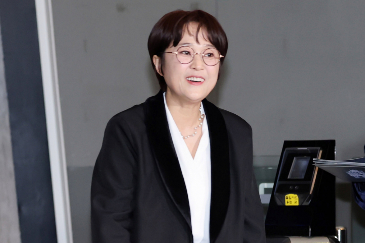 방송인 송은이가 오른쪽 엄지손가락에 생긴 방아쇠수지증후군으로 수술을 받은 사실을 공개했다. 사진은 방송인 송은이. /사진=뉴시스