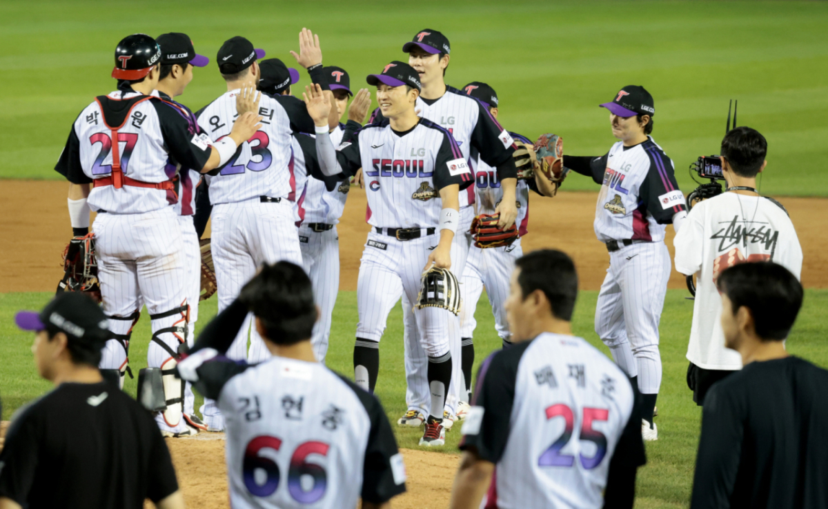 LG에 복귀한 고우석이 4일 잠실야구장에서 열린 2026KBO리그 삼성라이온즈와 LG트윈스 경기 9회초 1점차 리드상황에서 등판해 무실점을 기록하며 승리를 지켜내고 있다. 고우석은 140세이브를 달성했다. 고우석은 첫 상대인 디아즈를 스트레이트볼넷으로 내보냈지만 실점하지않았다. 마지막 타자 강민호를 잡아낸 후 문보경, 신민재 등 동료들과 자축하는 고우석. 2026.09.04. 2사 2루 마지막 타자는 강민호. '떴다!' 2타점 동점타 주인공 문보경이 반갑게 고우석을 맞고 있다. 수훈선수 인터뷰 주인공도 고우석이다. /사진=강영조 cameratalks@