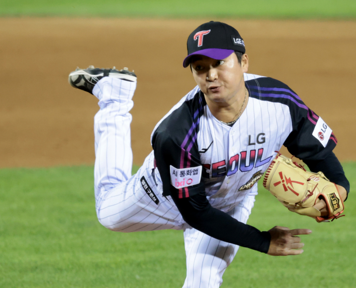 LG에 복귀한 고우석이 4일 잠실야구장에서 열린 2026KBO리그 삼성라이온즈와 LG트윈스 경기 9회초 1점차 리드상황에서 등판해 무실점을 기록하며 승리를 지켜내고 있다. /사진=강영조 cameratalks@