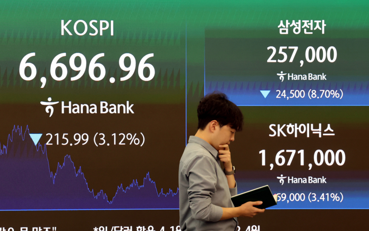 일본 노무라 증권이 삼성전자와 SK하이닉스의 주가가 메모리 업황의 강한 펀더멘털에 비해 심각하게 저평가돼 있다고 분석하며 투자의견은 두 종목 모두 '매수'를 유지했고 목표주가도 각각 67만원, 470만원으로 유지했다. 사진은 참고 이미지로 지난달 24일 오후 서울 중구 하나은행 본점 딜링룸에서 딜러들이 업무를 보는 모습. /사진=뉴시스