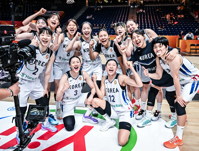 한국 여자농구 대표팀의 승리 세리머니. /사진=FIBA