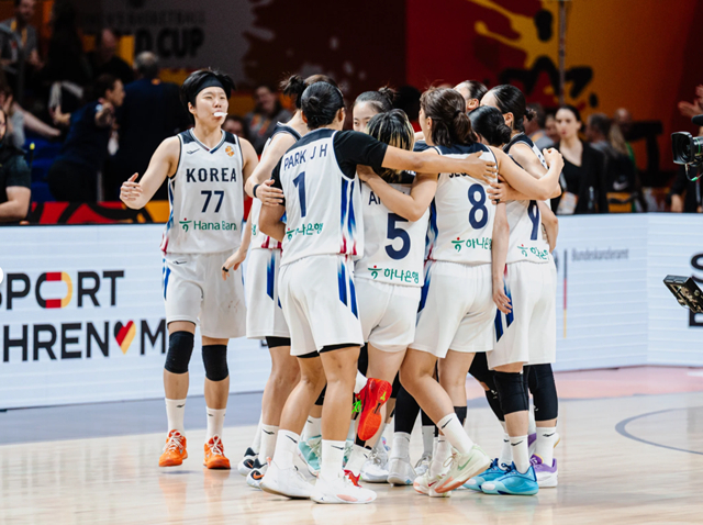 기뻐하는 여자농구 대표팀. /사진=FIBA