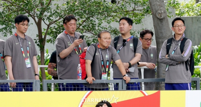 북중미 월드컵 당시 선수단 지원 단장을 맡았던 박항서 감독(가운데). /사진=김진경 대기자.