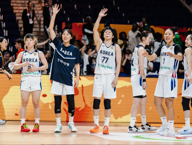 팬들에게 인사하는 한국 여자농구 대표팀. /사진=FIBA