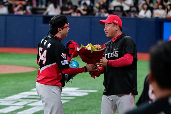 KIA 이범호 감독(오른쪽)이 지난달 21일 양현종의 13년 연속 100이닝 기록을 축하하고 있다. /사진=KIA 타이거즈 제공