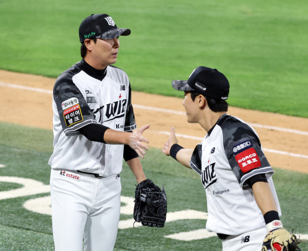 KT 우규민(왼쪽). /사진=강영조 선임기자