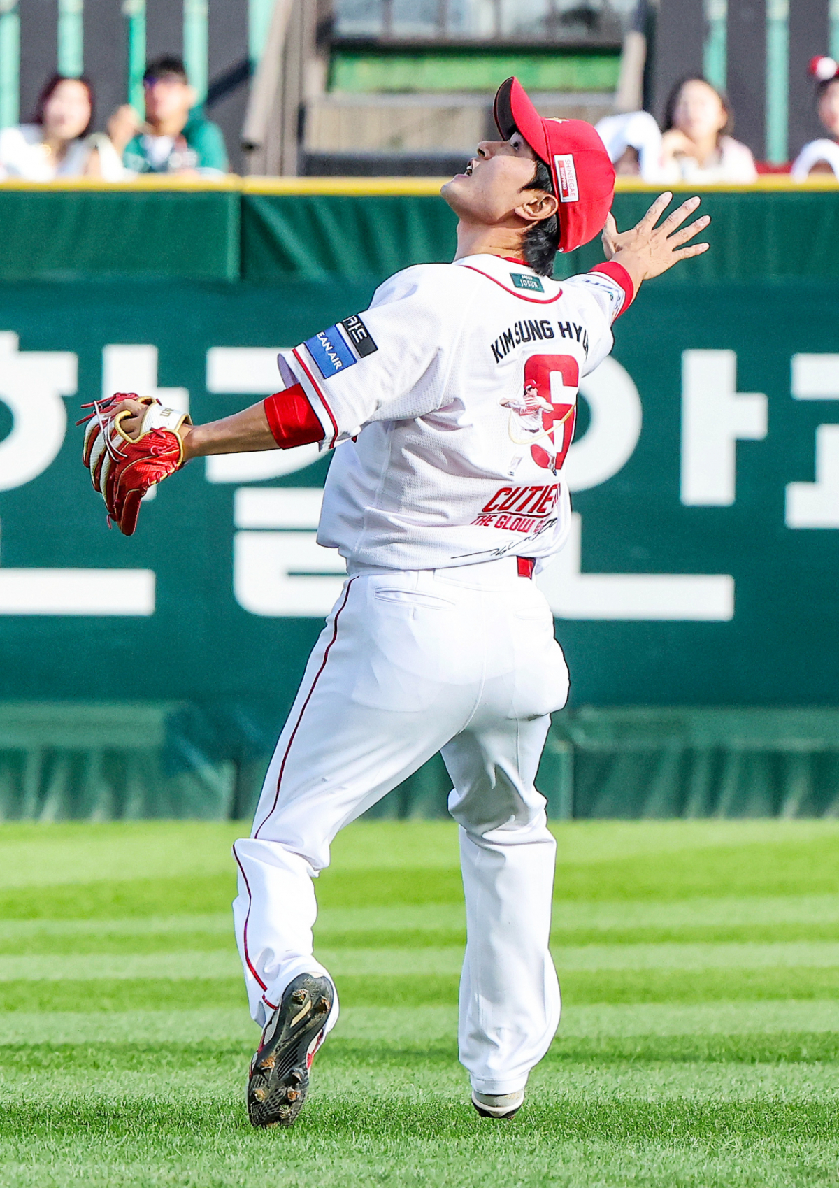 SSG 랜더스 김성현이 5일 인천 SSG랜더스필드에서 두산 베어스전 1회초 뜬공 타구를 쫓고 있다. /사진=SSG 랜더스 제공