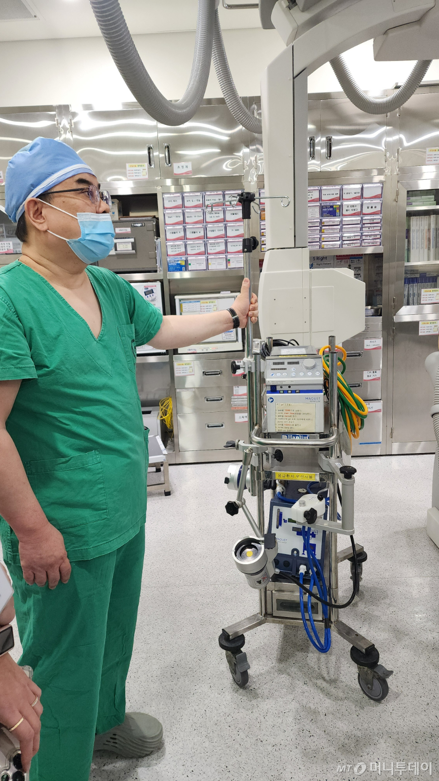 한성우 병원장이 체외막산소공급장치인 '에크모(ECMO)'를 보여주고 있다. 에크모는 심장·폐 기능이 급격히 저하돼 생명이 위태로운 환자에게 인공적으로 심폐 기능을 대신해 주는 첨단 의료 장비다. /사진=정심교 기자