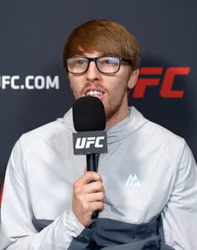 안경을 쓴 채 인터뷰에 응하는 커티스 캠벨. /사진= UFC