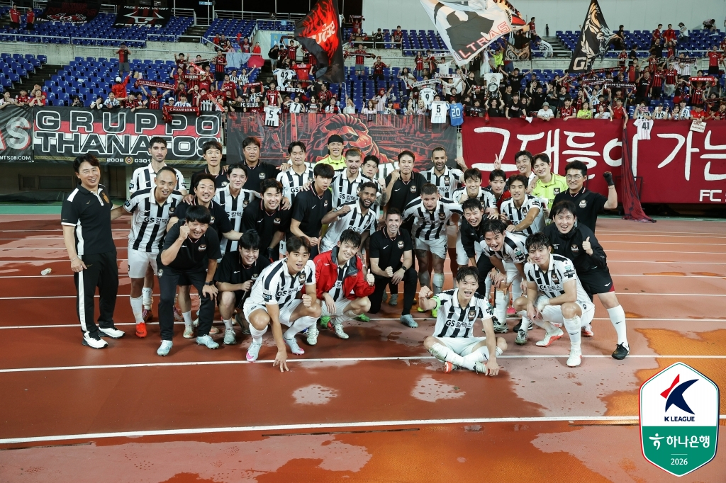 FC서울 선수단이 경기 후 기념 촬영에 임하고 있다. /사진=한국프로축구연맹 제공