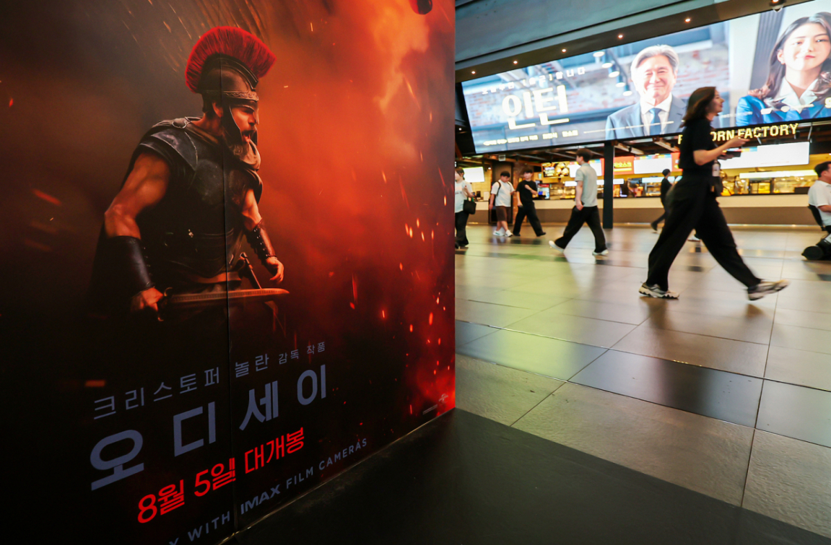 크리스토퍼 놀란 감독의 영화 '오디세이'가 누적 관객 수 950만명에 육박하며 천만 관객 돌파를 눈앞에 뒀다. 사진은 참고 이미지로 지난 4일 오후 서울의 한 영화관에 영화 '오디세이' 홍보물이 게시된 모습. /사진=뉴스1