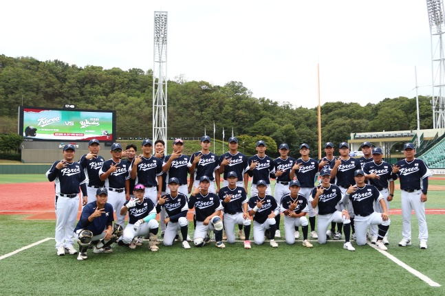 한국 U-18 야구 국가대표팀이 지난달 27일 울산 문수야구장에서 열린 울산 웨일즈와 평가전을 앞두고 기념사진을 촬영했다. /사진=대한야구소프트볼협회 제공
