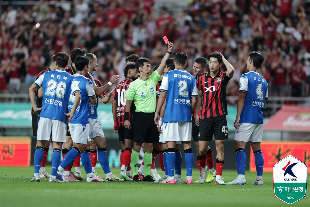 레드카드를 받는 김건희(맨 오른쪽). /사진=한국프로축구연맹 제공
