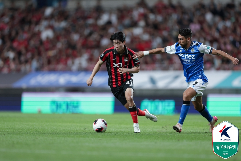 손정범(왼쪽)과 후안 이비자. /사진=한국프로축구연맹 제공