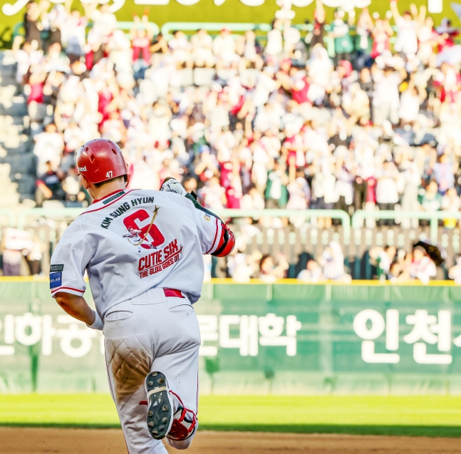 SSG 랜더스 전의산이 5일 인천 SSG랜더스필드에서 열린 두산 베어스와 2026 신한 SOL KBO리그 홈경기에서 4회말 결승 스리런 홈런을 날리고 베이스를 돌고 있다. /사진=SSG 랜더스 제공